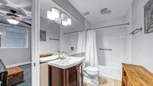 Koupelna v ubytování Crystal Villas 12B - Updated 2 Bedroom with Loft Beach Front Condo In the Heart of Destin
