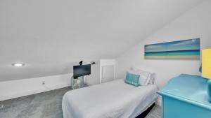 Postel nebo postele na pokoji v ubytování Crystal Villas 12B - Updated 2 Bedroom with Loft Beach Front Condo In the Heart of Destin