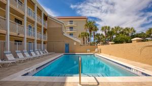 Bazén v ubytování Crystal Villas 12B - Updated 2 Bedroom with Loft Beach Front Condo In the Heart of Destin nebo v jeho okolí