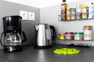 encimera de cocina con cafetera en Le Coquelicot 3 étoiles - Proche vieille ville, calme & confort, en Annecy 32 fotos más
