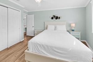 Postel nebo postele na pokoji v ubytování Crystal Village II 19B - 2BD 2BA Condo near the Beach sleeps 6 + 19 fotografií