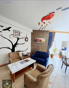 una sala de estar con un pájaro rojo en la pared en Crippolathouserent, en Bodrum City