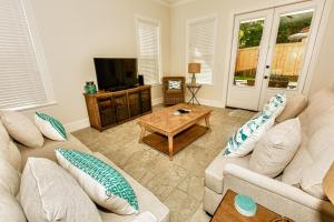 Sala de estar con 2 sofás y mesa de centro en Wanderlust - Modern Home Close to the Beach Private Pool en Destin