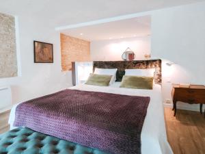 sypialnia z dużym łóżkiem i biurkiem w obiekcie L'Envolée Sauvage w mieście Cordes-sur-Ciel