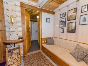 ein Wohnzimmer mit Sofa und Tisch in der Unterkunft Holiday Home Pyöröpirtti by Interhome in Hattusaari