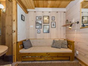 eine Bank in einem Zimmer mit Holzwänden in der Unterkunft Holiday Home Pyöröpirtti by Interhome in Hattusaari + 27 Fotos