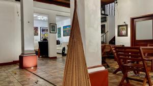sala de estar con mesa, sillas y cortina en Hotel casa teresa café galería, en Juchitán de Zaragoza