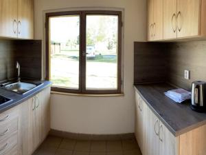 eine Küche mit einem Waschbecken und einem Fenster in der Unterkunft Holiday Home Kemp Stříbrný rybník-15 by Interhome in Hradec Králové