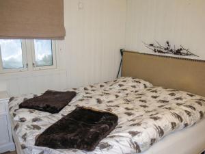 1 dormitorio con 2 almohadas en Chalet Solbu - SOW087 by Interhome, en Fossdal