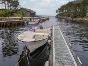 Ein Boot liegt an einem Dock im Wasser. in der Unterkunft Holiday Home Sognesjön - FJS128 by Interhome in Bø