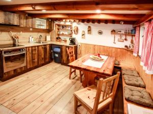 Kuchyň nebo kuchyňský kout v ubytování Holiday Home Dolní Jílovice by Interhome