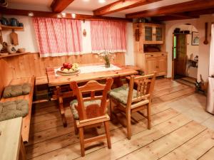 jadalnia z drewnianym stołem i krzesłami w obiekcie Holiday Home Dolní Jílovice by Interhome w mieście Vyšší Brod