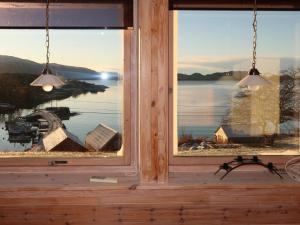 uma janela num camarote com vista para um lago em Apartment Bakkafall - FJS078 by Interhome em Svortevik