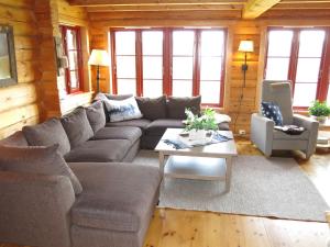 sala de estar con sofá y mesa en Chalet Lindefjeldbu - SOW144 by Interhome en Fossdal