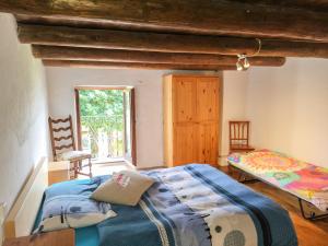 ein Schlafzimmer mit einem großen Bett und einem Fenster in der Unterkunft Holiday Home Bellavista by Interhome in Ronco sopra Ascona