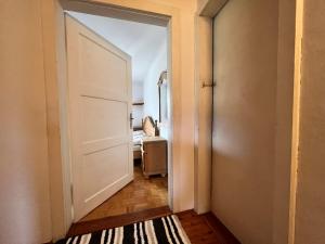 einen Flur mit Tür und ein Zimmer mit Bett in der Unterkunft Holiday Home Lama by Interhome in Niederwölz + 20 Fotos