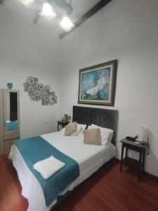 ein Schlafzimmer mit einem großen Bett in einem Zimmer in der Unterkunft Boutique Portón De Granada in Cali