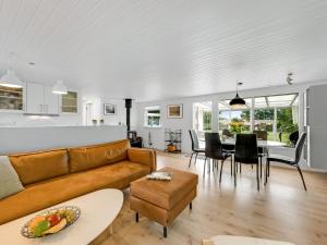ein Wohnzimmer mit einem Sofa und einem Tisch in der Unterkunft Holiday Home Waghn - all inclusive - 800m to the inlet by Interhome in Ulfborg