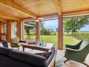 una veranda riparata con tavolo e sedie di Holiday Home Thana - 8km from the sea in Bornholm by Interhome a Gudhjem