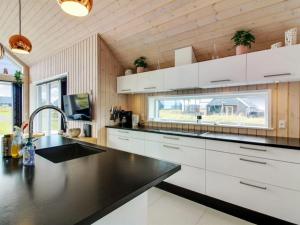 Dapur atau dapur kecil di Holiday Home Othinkarl - 100m from the sea in NW Jutland by Interhome