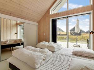 Tempat tidur dalam kamar di Holiday Home Othinkarl - 100m from the sea in NW Jutland by Interhome