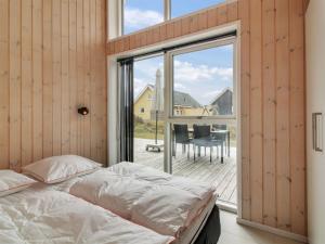 En eller flere senge i et værelse på Holiday Home Othinkarl - 100m from the sea in NW Jutland by Interhome
