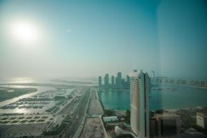 an aerial view of a city with a tall building at Elite Residence 2BR Luxurious Palm View in Dubai Marina in Dubai