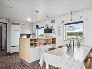 Kuchyň nebo kuchyňský kout v ubytování Holiday Home Werna - 900m from the sea in NW Jutland by Interhome