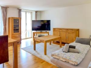 インターラーケンにあるApartment Orya by Interhomeのソファとテーブルのあるリビングルーム