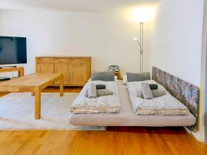 インターラーケンにあるApartment Orya by Interhomeのソファとテーブルのあるリビングルーム