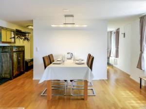 インターラーケンにあるApartment Orya by Interhomeの白いテーブルと椅子のあるダイニングルーム +16枚の写真