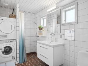 Koupelna v ubytování Holiday Home Werna - 900m from the sea in NW Jutland by Interhome