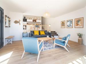 een woonkamer met een bank en een tafel en stoelen bij Holiday Home Palot 45 by Interhome in Mimizan