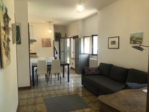 - un salon avec un canapé et une table dans l'établissement Villa Nogarola - apartment with private pool and garden, à Costermano