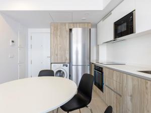 eine Küche mit Tisch und Stühlen in einem Zimmer in der Unterkunft Apartment Gran Canet by Interhome in Canet d'en Berenguer