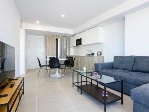 ein Wohnzimmer mit Sofa und Tisch in der Unterkunft Apartment Gran Canet by Interhome in Canet d'en Berenguer + 26 Fotos