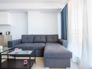 ein Wohnzimmer mit einer Couch und einem Couchtisch in der Unterkunft Apartment Gran Canet by Interhome in Canet d'en Berenguer