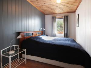1 dormitorio con cama, mesa y ventana en Holiday Home Havbu - FJS166 by Interhome, en Korssund