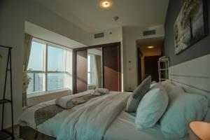Voodi või voodid majutusasutuse Elite Residence 2BR Luxurious Palm View in Dubai Marina toas