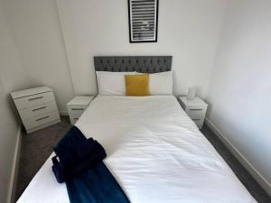 1 dormitorio con 1 cama blanca grande y 2 mesitas de noche en Fab, Spacious Studio+Balcony MCR, en Mánchester