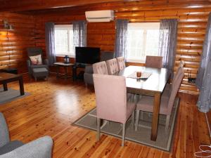 jadalnia ze stołem i krzesłami w obiekcie Chalet Krampehaugen - FJS046 by Interhome w mieście Utvik