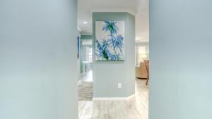 德斯坦Poolside Villas 106 - Updated beachfront condo on Holiday Isle in Destin的走廊上绘有棕榈树的画