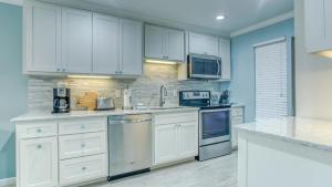 Poolside Villas 106 - Updated beachfront condo on Holiday Isle in Destin的厨房或小厨房
