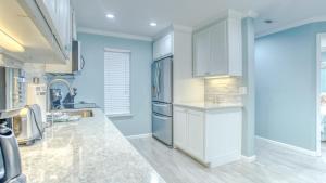 Poolside Villas 106 - Updated beachfront condo on Holiday Isle in Destin的厨房或小厨房