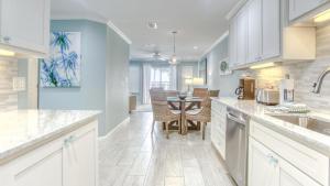 Poolside Villas 106 - Updated beachfront condo on Holiday Isle in Destin的厨房或小厨房