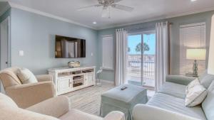 Poolside Villas 106 - Updated beachfront condo on Holiday Isle in Destin的电视和/或娱乐中心