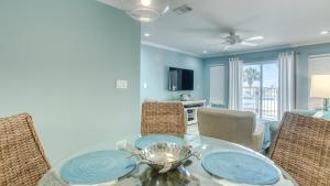 Poolside Villas 106 - Updated beachfront condo on Holiday Isle in Destin的电视和/或娱乐中心