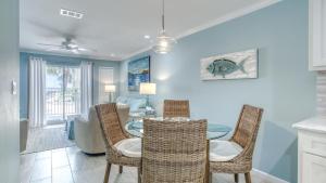 Posezení v ubytování Poolside Villas 106 - Updated beachfront condo on Holiday Isle in Destin