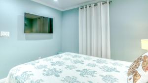Poolside Villas 106 - Updated beachfront condo on Holiday Isle in Destin客房内的一张或多张床位
