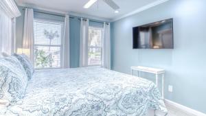 Poolside Villas 106 - Updated beachfront condo on Holiday Isle in Destin客房内的一张或多张床位